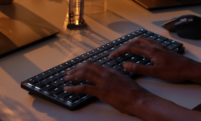 Tastatur MX Mechanical mit aktivierter Tastenbeleuchtung (Bild: Logitech)